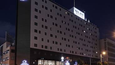 施設の正面 (日没後) / 9