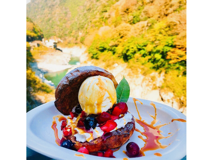 「バーガー屋さんのフレンチトースト キャラメル＆ミックスベリー」（800円）