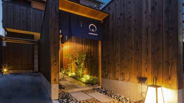 施設の正面 (日没後) / 2