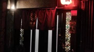 施設の正面 (日没後) / 1