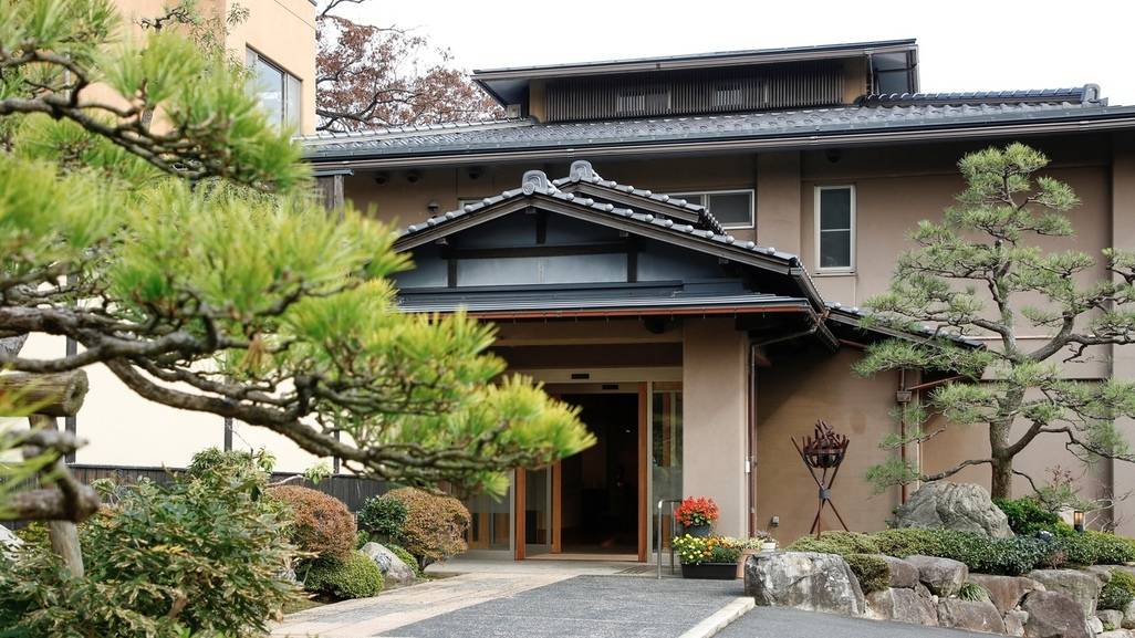 純和風の門構えとお庭
松の木がお出迎え / 1