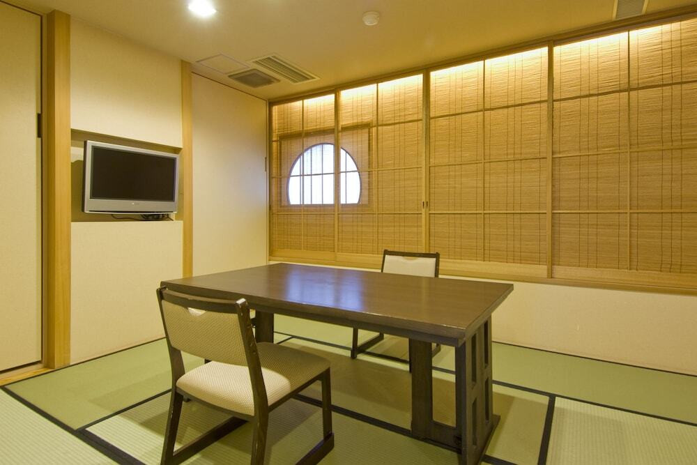 客室内のダイニングエリア