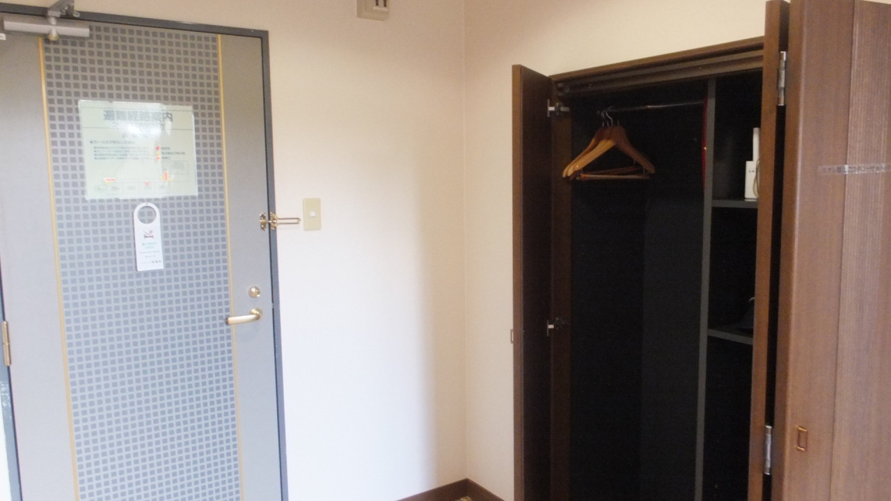 金庫やスリッパ、ハンガー服など