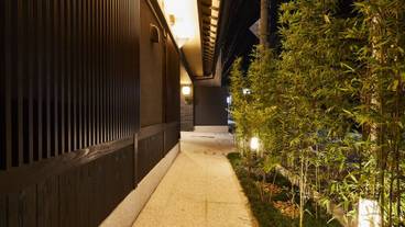 施設の正面 (日没後) / 3