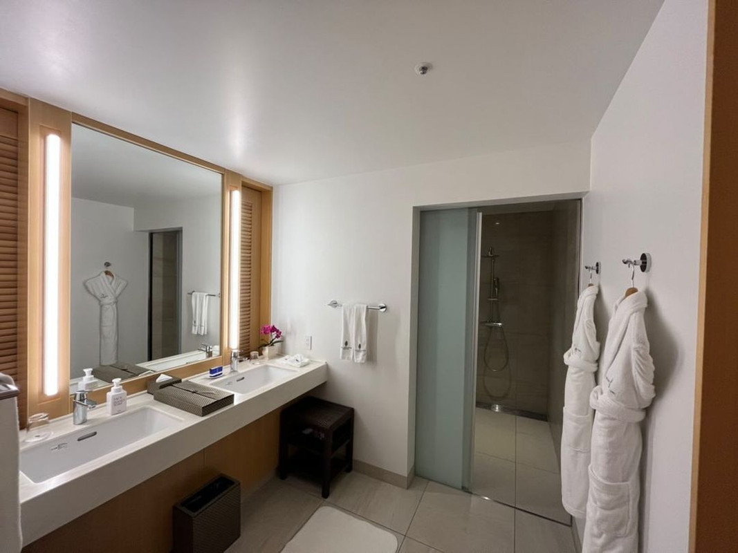 クラブウィングの「ジュニアスイート」バスルーム。大きな鏡があり身支度もはかどる / 1