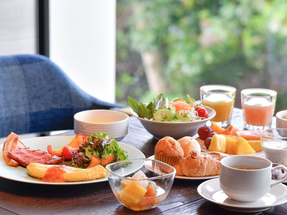 天然のビーチ沿いに建つ。約80種類の料理が並ぶ朝食3532037