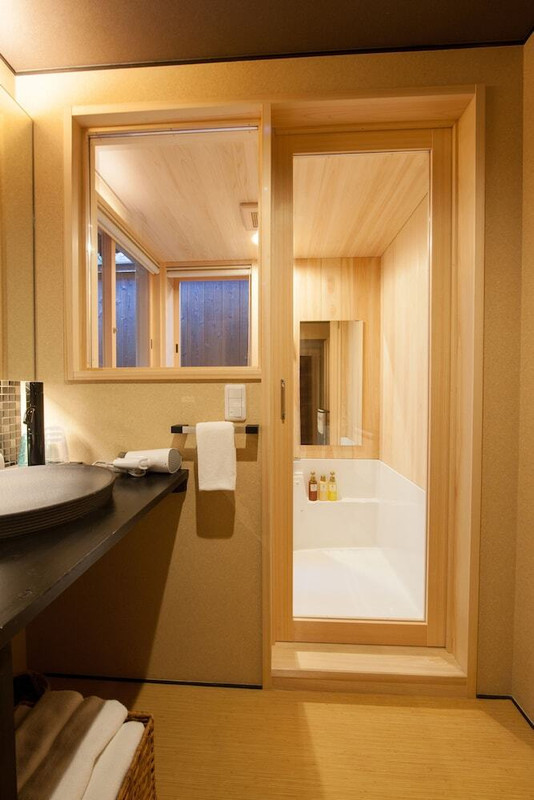 バスルームのシャワー