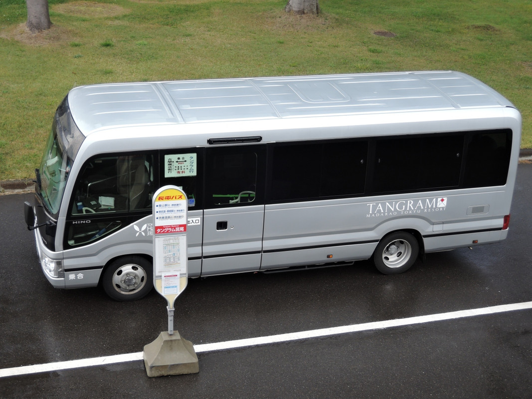 ホテル前にあるバス停