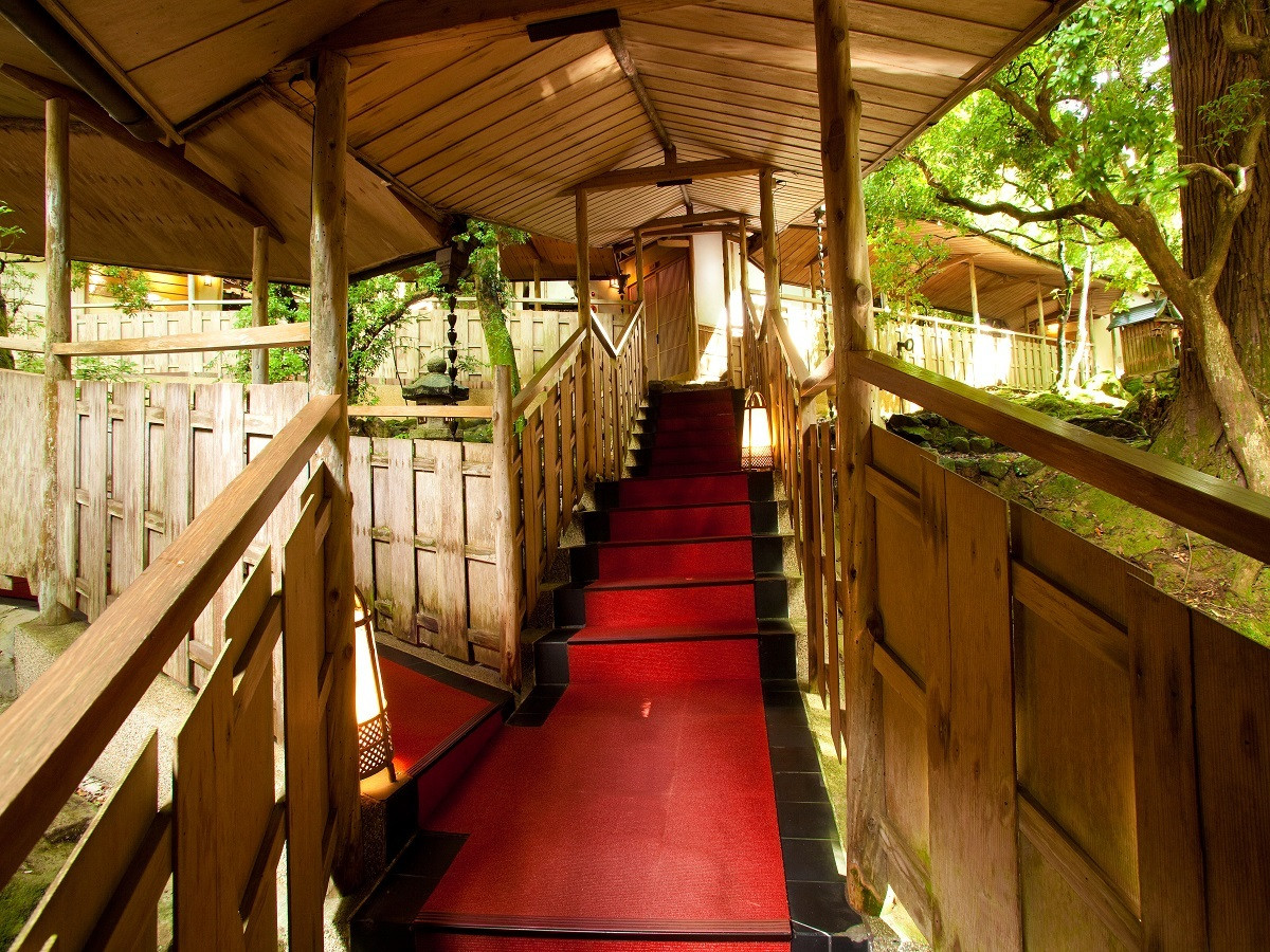 窓の外に広がるのは緑だけ！静寂の中で過ごす贅沢を客室で3725337