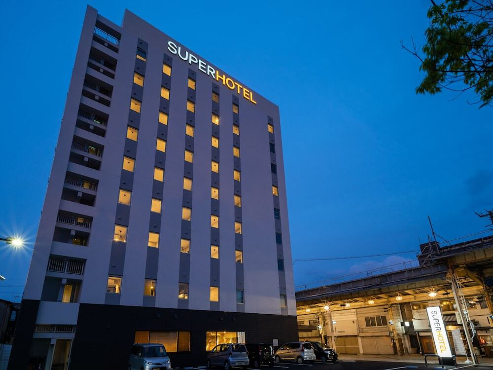 施設の正面 (日没後)