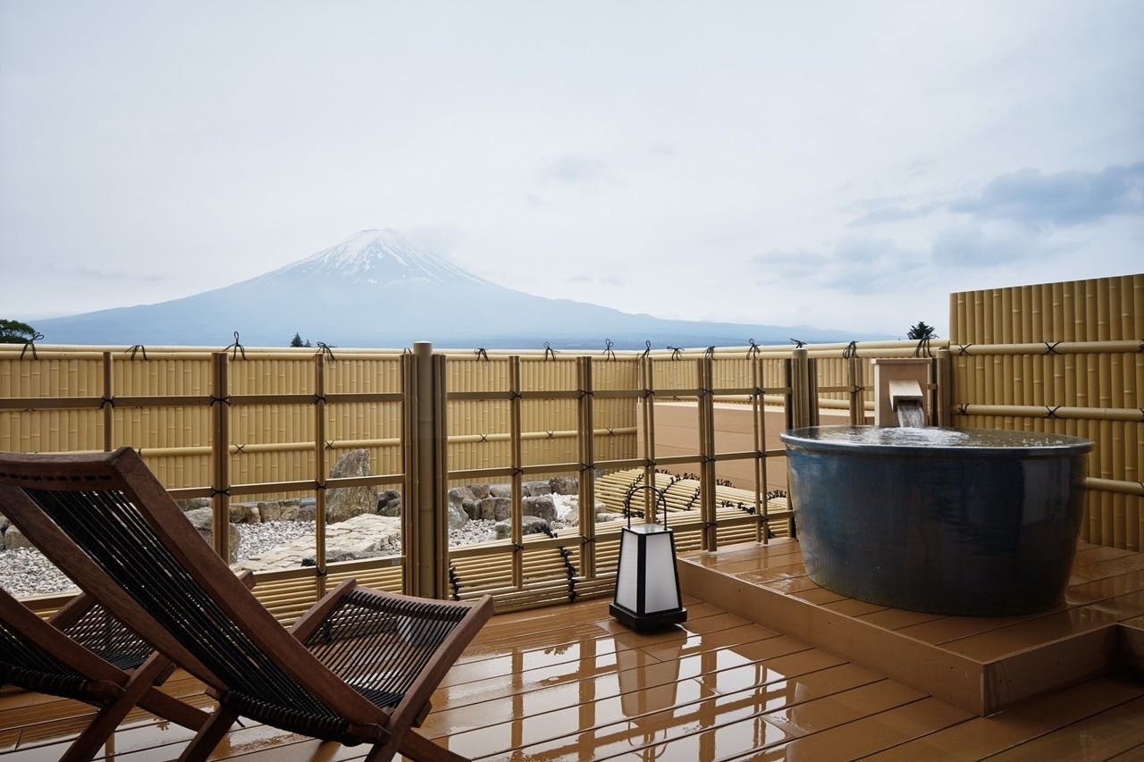 富士山のパワーを感じる。露天風呂のある旅館で休息を。2033758
