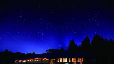 施設の正面 (日没後) / 3