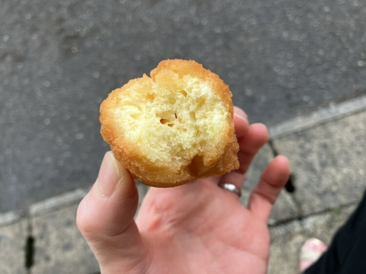 「さよこの店」は、よもぎ、黒糖など沖縄らしいフレーバーのサーターアンダギーを揃える / 9