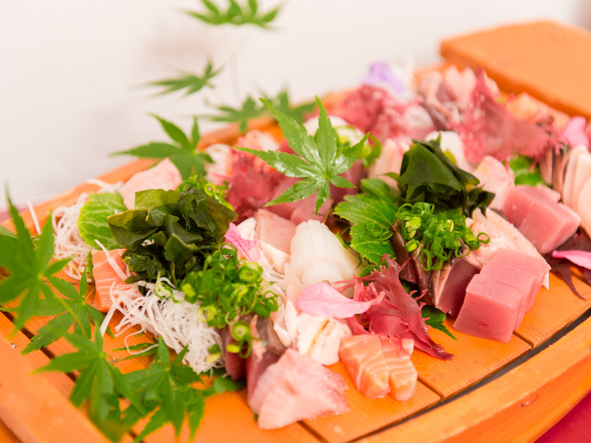 高台に立つ南欧風のカジュアルなホテル3528032