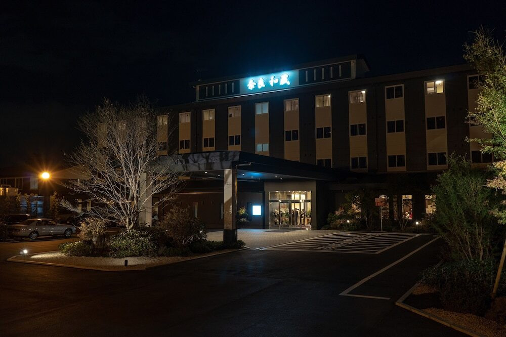 施設の正面 (日没後)