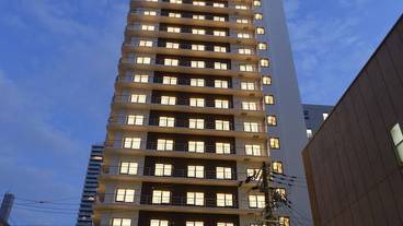 施設の正面 (日没後) / 4