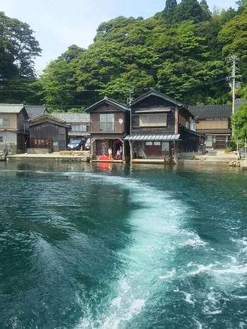 「伊根の舟屋 雅」外観 759578 コーヒーの旗があるのがお店です