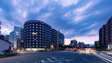 施設の正面 (日没後) / 2