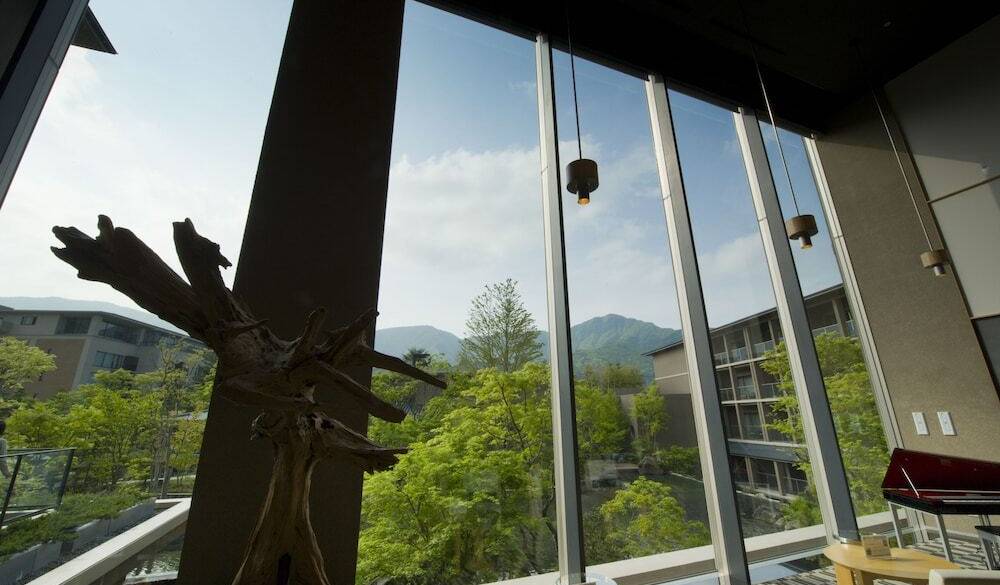 約3千坪の敷地に佇む
ホテルにチェックイン / 1