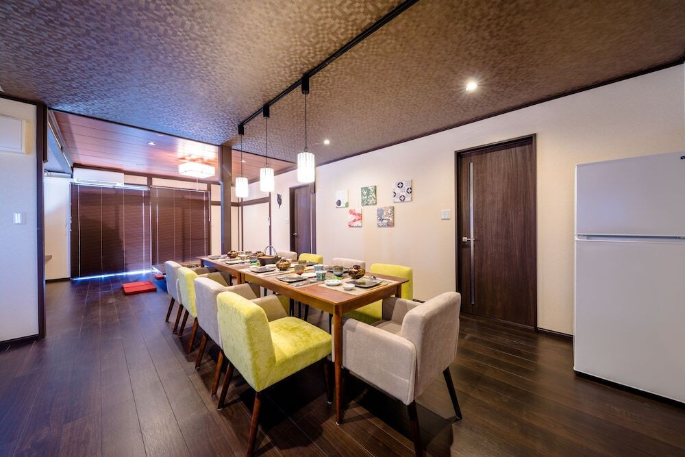 客室内のダイニングエリア