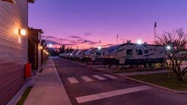 施設の正面 (日没後) / 2