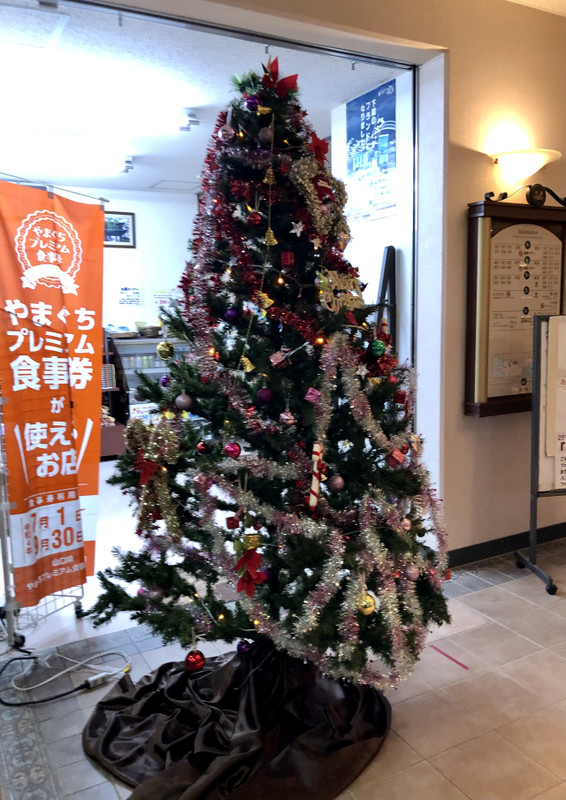 庶民的な感じのクリスマスツリー
