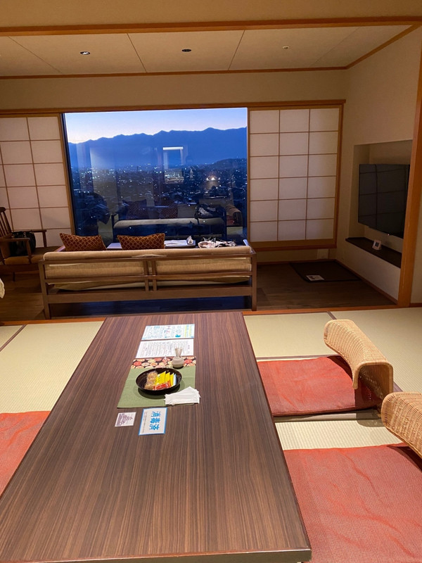 お部屋は綺麗で広いです。リビングからはアルプスが一望できます