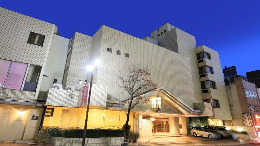 施設の正面 (日没後)