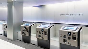 フロントカウンターの自動チェックイン機 / 2