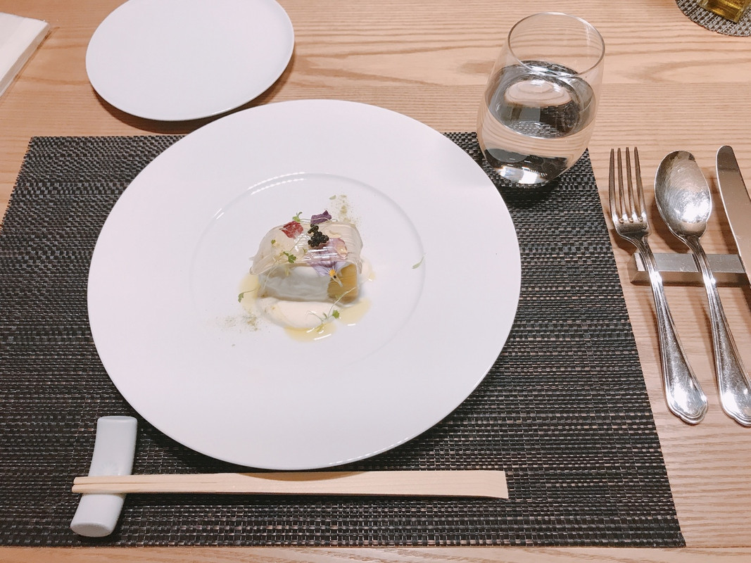 前菜の鶏ささみとレホールクリームキャビア