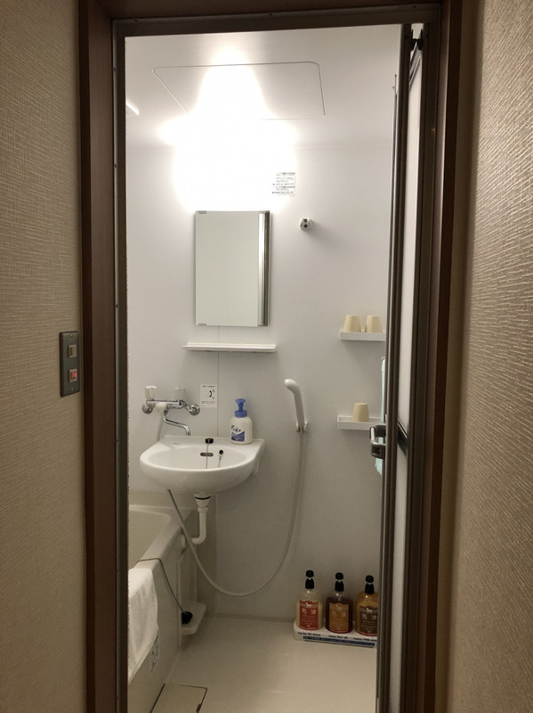 部屋のユニットバス　洗面所はここで狭いかな～