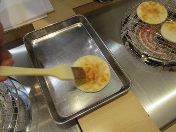 「まめカフェ」 料理 83429900 片面ずつ醤油を塗って…！