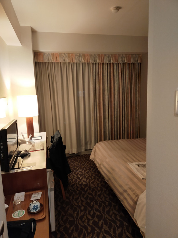 冷蔵庫、テレビ、スリッパとアメニティは一通り揃っています。