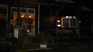 施設の正面 (日没後) / 3