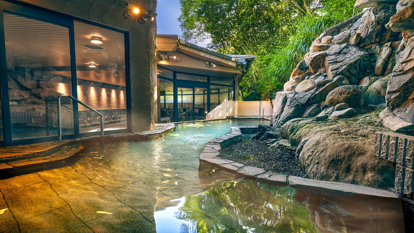 広々とした開放的な温泉でゆったり3845568