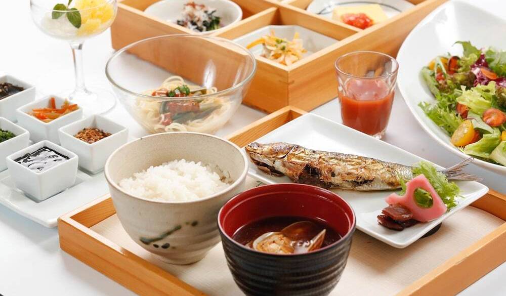 種類豊富な小鉢が並ぶ
贅沢朝ごはん / 1