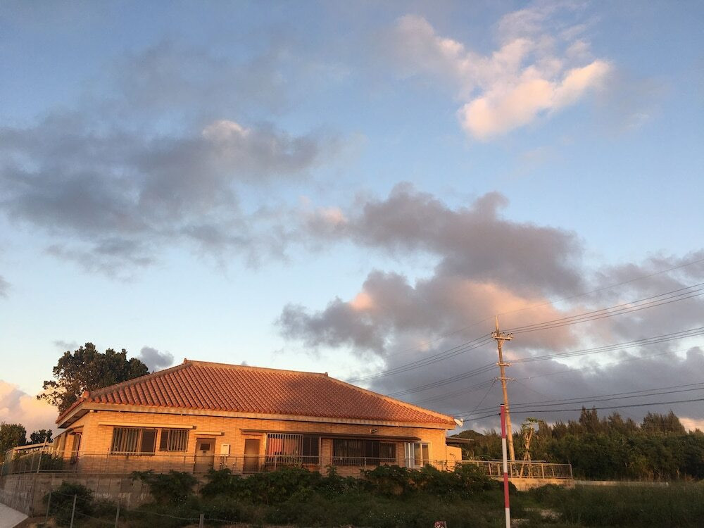 施設の正面 (日没後)