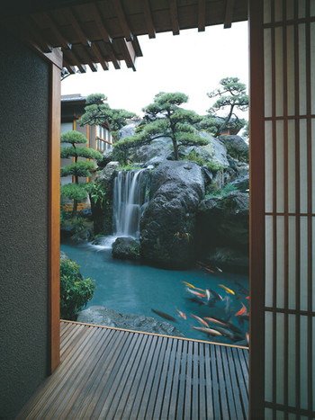 銘石がそびえ約8000匹の鯉が泳ぐ日本庭園で、侘び寂びの風情にひたる4756041