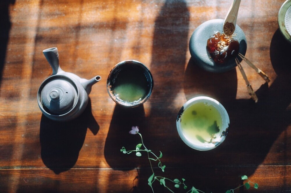 お茶を中心に人々が集う、憩いの温泉宿4064733