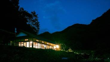 施設の正面 (日没後) / 2