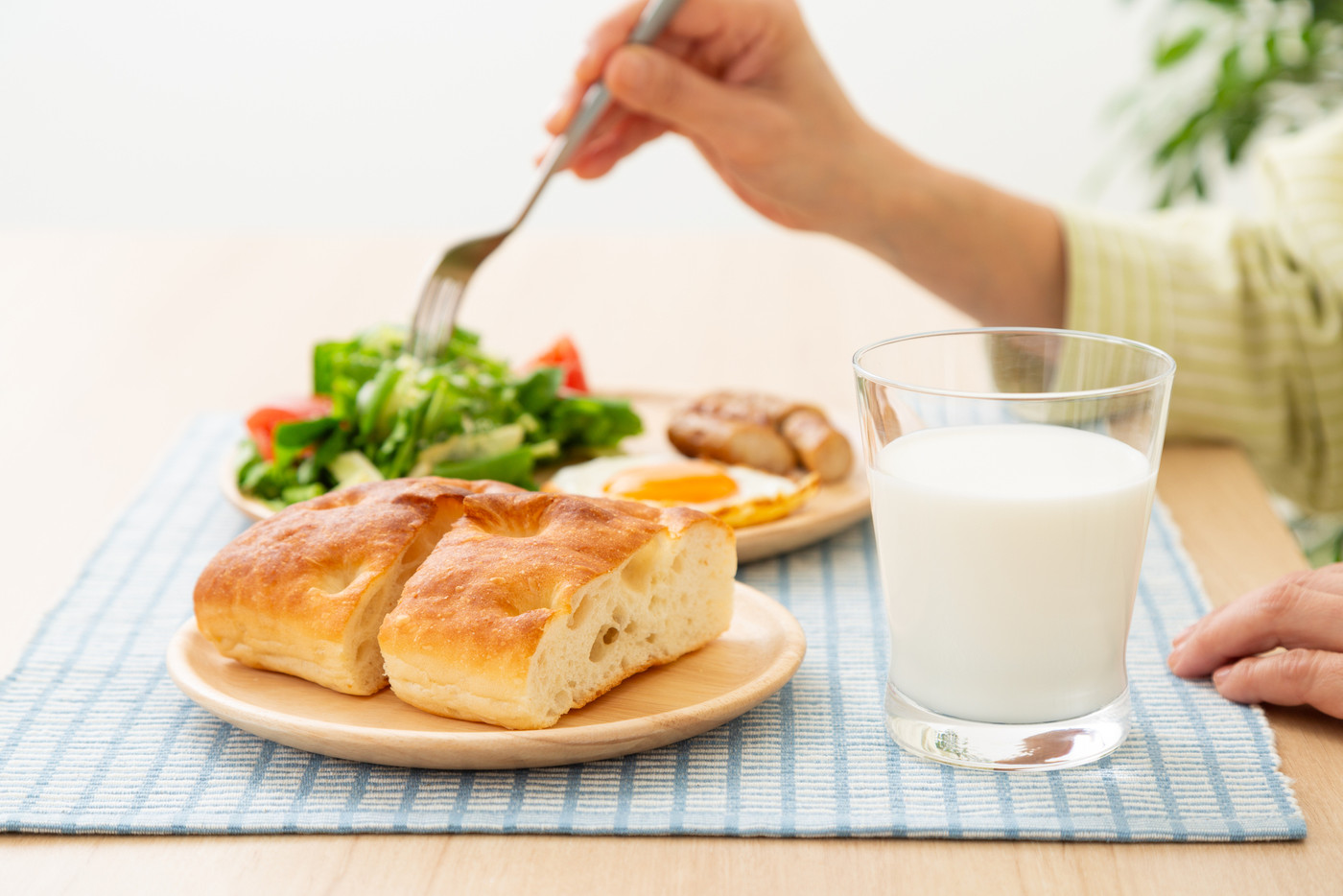 牛乳とパンの朝食イメージ