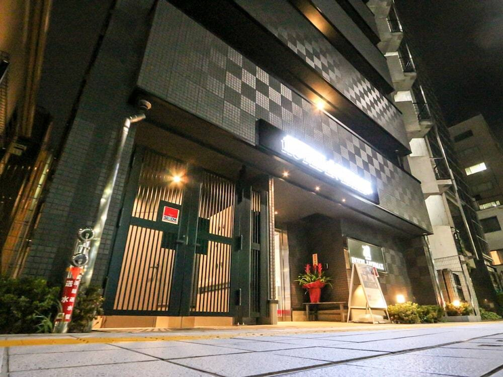 施設の正面 (日没後)
