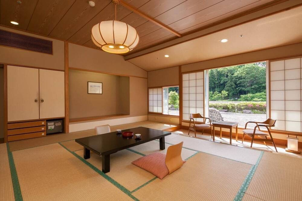 客室内のダイニングエリア