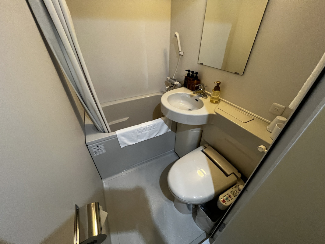 バスルームも狭いめ