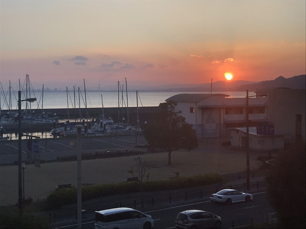 部屋からの朝焼けの景色