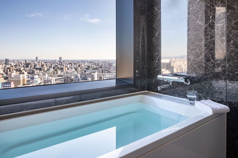 名古屋の夜景を見おろすビューバス4090876