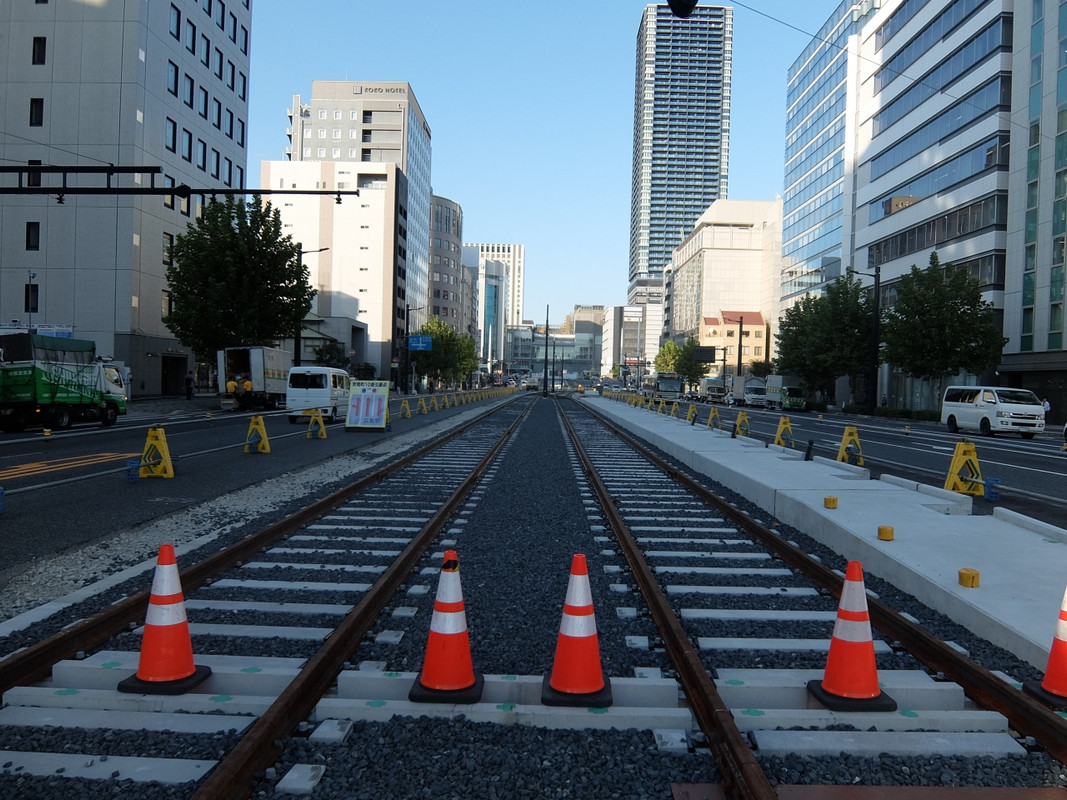 工事中の稲荷町電停予定地から。左奥の建物