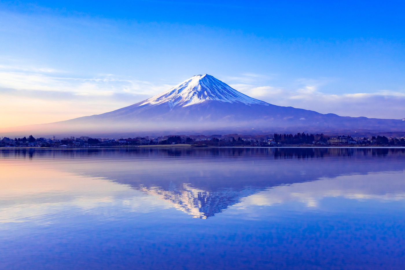 夜明けの富士山、山梨県河口湖にて