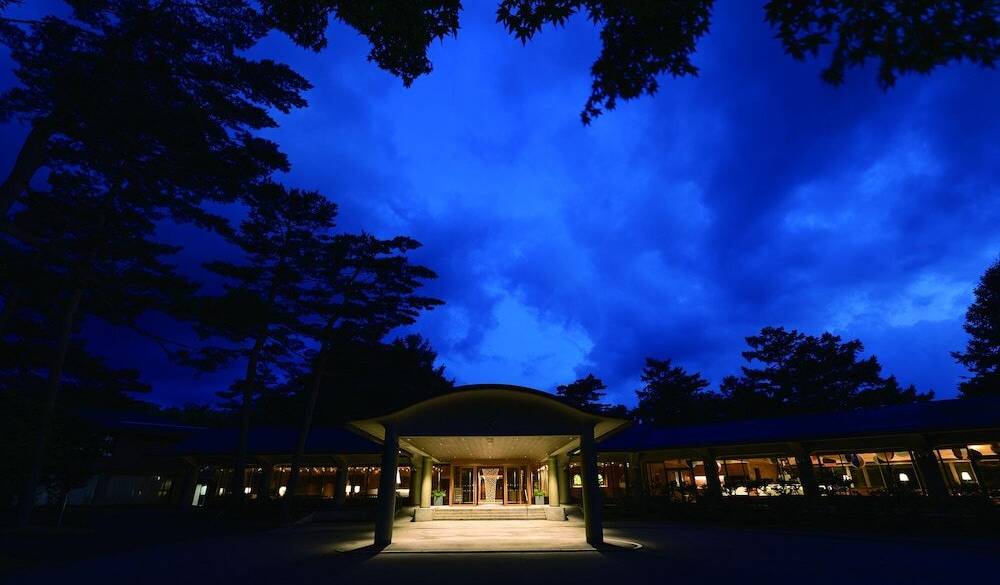 夜の外観 / 1