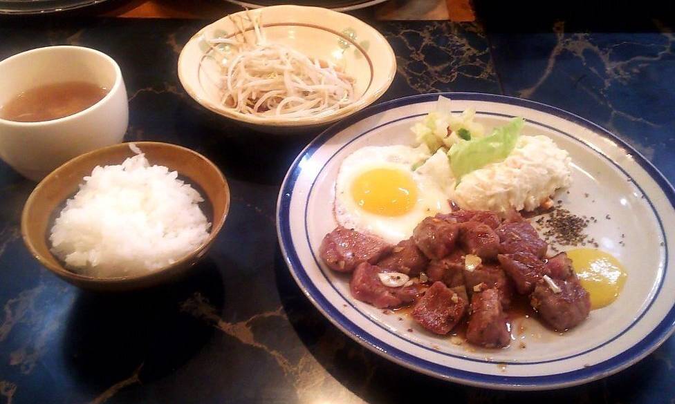 ランチは老舗鉄板屋で
上質の牛肉ステーキを / 3